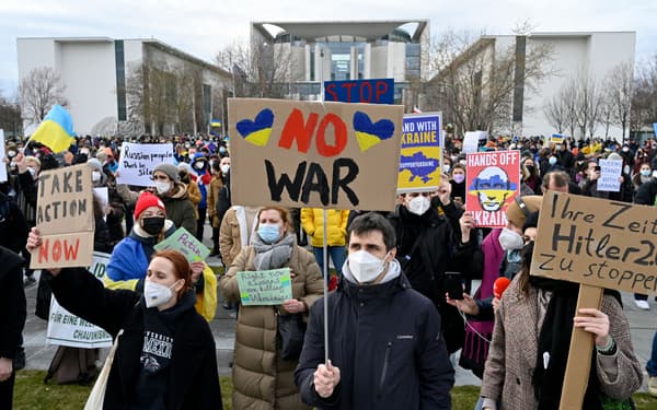 Un rassemblement devant la Chancellerie à Berlin contre la guerre en Ukraine, le 24 février 2022