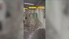 Une station du métro lyonnais lors d'une inondation.