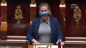 Une députée La France Insoumise se bâillonne en direct à l'Assemblée nationale