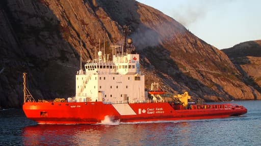 Bateau des gardes-côte canadiens dans le port de Saint-John, à Terre-Neuve, où était amarré le bateau fantôme.