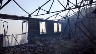 Un incendie toujours actif dans un bâtiment détruit après un incendie de forêt dans le quartier de l'Estaque à Marseille, dans le sud de la France, le 8 juillet 2025.