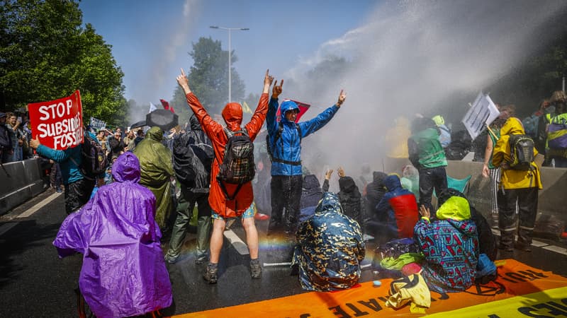 La police néerlandaise a procédé à plus de 1500 arrestations lors d'une action du mouvement écologiste Extinction Rebellion organisée à La Haye (Pays-Bas)