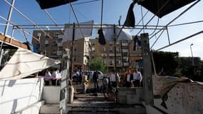 Une roquette palestinienne s'est abattue lundi sur une habitation de la ville de Netivot, dans le sud d'Israël, sans faire de blessés, ce qui a amené les dirigeants israéliens à menacer de durcir leurs représailles après un week-end de violences transfron