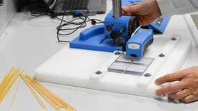 Un salarié teste le niveau de rugosité d'un spaghetti au centre de recherche et développement de Barilla à Parme, dans le nord de l'Italie, le 18 novembre 2025.