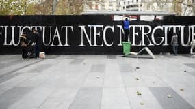 Des artistes se sont réunis pour peindre la devise latine Place de la République à Paris.