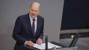 Olaf Scholz s'exprime devant le Bundestag, le 2 mars 2023