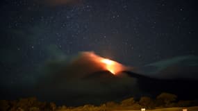 Le volcan Fuego, dans le sud-ouest du Guatemala, entré en éruption le 10 novembre 2015