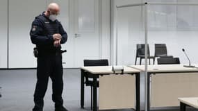 Un officier de justice regarde sa montre alors que devait débuter le procès d'une ancienne secrétaire d'un camp de concentration nazi, devant la Cour d'Itzehoe dans le nord de l'Allemagne pour complicité de meurtre dans plus de 10.000 cas, le 30 septembre 2021