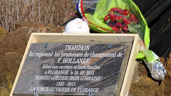 Une stèle insallée par les syndicalistes rappelle la "trahison" dont ils accusent le président.