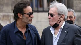 L'acteur français Alain Delon (D) et son fils Anthony Delon (G), le 10 septembre 2021 à Paris. 
