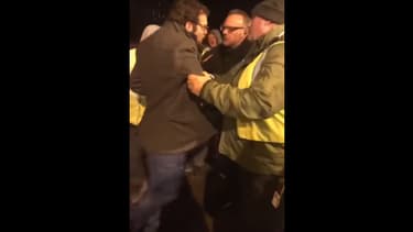 Le député de la 4e circonscription de l'Ain Stéphane Trompille face à des manifestants, le 30 novembre 2018 au péage d'Attignat.