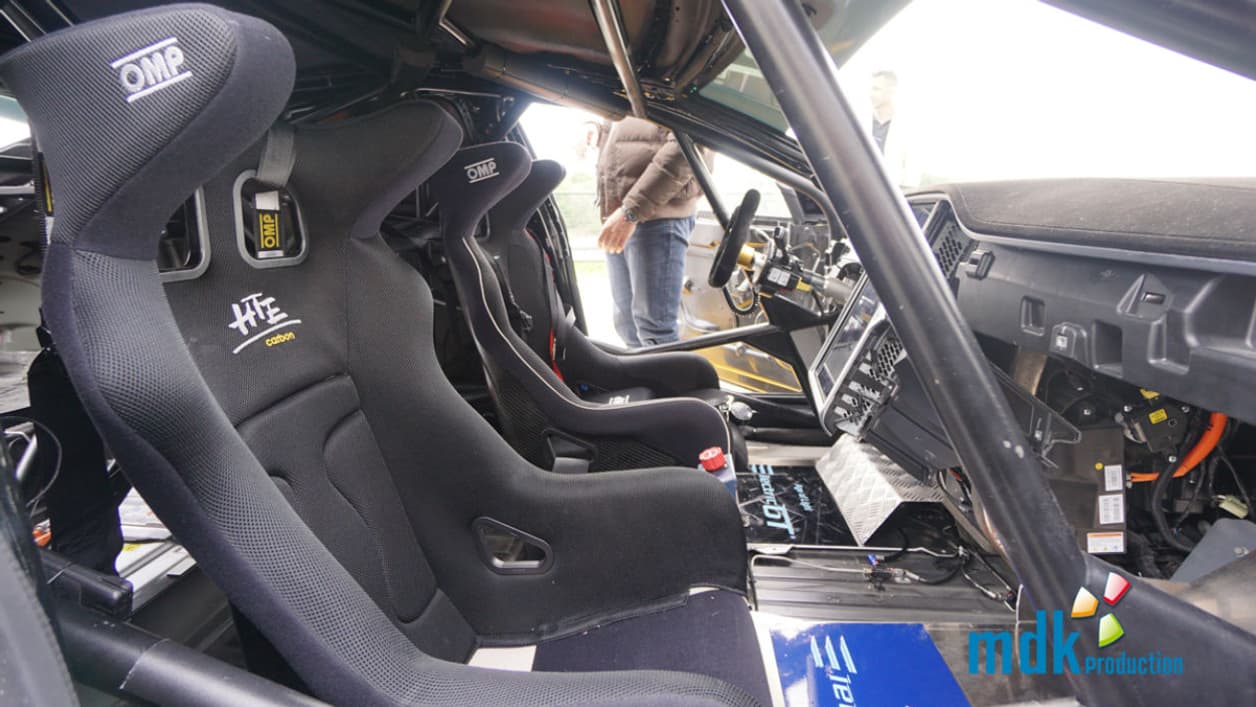 Quelques modifications bien visibles à l'intérieur avec les sièges baquets et le volant sport. L'écran tactile de 17 pouces reste lui bien en place.