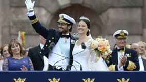 Le prince Carl Philip de Suède et sa femme la princesse Sofia, lors de leur mariage à Stockholm le 13 juin 2015