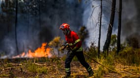 Un pompier luttant contre les flammes à Carrascal, au Portugal, le dimanche 6 août 2023. 