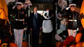Le président américain Joe Biden et la première dame Jill Biden, déguisée en panda, arrivent pour saluer les enfants lors d’un événement d’Halloween à la Maison Blanche. Le 30 octobre 2024, Washington DC.