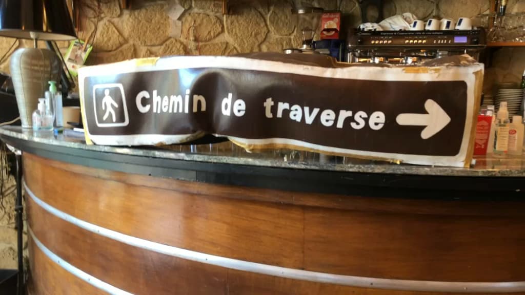 Le faux panneau "chemin de traverse" dans le 19e arrondissement Le faux panneau "chemin de traverse" dans le 19e arrondissement