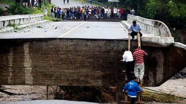 Pont coupé en deux sur une voie rapide à Barberena, au Guatemala. Agatha, première tempête tropicale de la saison cyclonique 2010, a fait au moins 17 morts ce week-end en Amérique centrale. /Photo prise le 30 mai 2010/REUTERS/Daniel LeClair