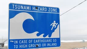 Un panneau met en garde contre le risque de tsunami sur une plage d'El Segundon, en Californie, le 15 janvier 2022