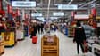 Des consommateurs font leurs courses au supermarché Carrefour de Langueux, dans l'ouest de la France, le 29 janvier 2022. (Illustration)