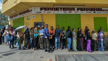 Des Vénézuéliens font la queue à Caracas pour acheter de la nourriture en juin 2017