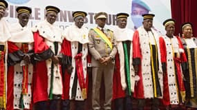 Le président malien, le colonel Assimi Goïta, entouré des membres de la Cour suprême lors de sa prestation de serment à Bamako le 7 juin 2021