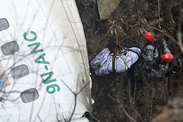 Les secours remontent d'un ravin les corps des passagers d'un crash d'avion au Népal, le 16 janvier 2023