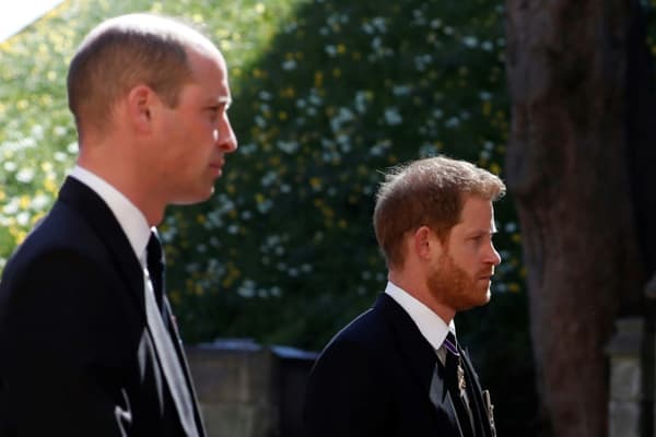 Les princes William, à gauche, et Harry, à droite, lors des funérailles de leur grand-père le prince Philip d'Edimbourg le 17 avril 2021 au château de Windsor, à l'ouest de Londres