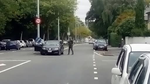 Un policier surveille une rue près de la mosquée où s'est produit une fusillade, le 15 mars 2019 à Christchurch Un policier surveille une rue près de la mosquée où s'est produit une fusillade, le 15 mars 2019 à Christchurch
