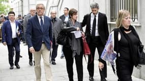 La député du parlement régional catalan Anna Simo (centre) arrive au tribunal avec les députés Catalan Joan Josep Nuet (à gauche) et Ramona Barrufet (à droite), le 2 novembre 2017.