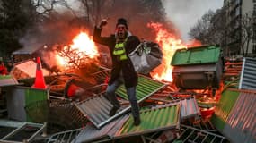 Un gilet jaune sur une barricade en feu à Paris, le 5 janvier 2019