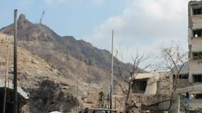 Des hommes armés à Aden près des décombres en janvier 2016, après un attentat à la bombe qui avait eu lieu à proximité de la résidence du chef de la police Shalal Shaea. - Saleh Al-Obeidi - AFP -