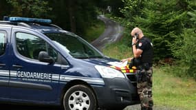 Un gendarme participant aux recherches pour tenter de localiser Lina, le 1er août 2024 à Anould, dans les Vosges