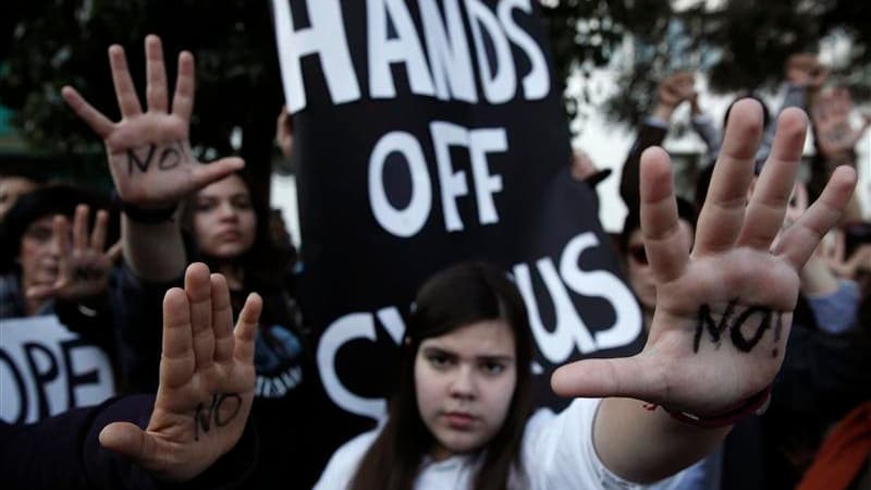 Manifestation contre le projet de taxation exceptionnelle des dépôts bancaires chypriotes lundi à Nicosie, devant le parlement. Les ministres des Finances de la zone euro se sont prononcés pour une taxe de 15,6% sur les dépôts bancaires chypriotes au-delà