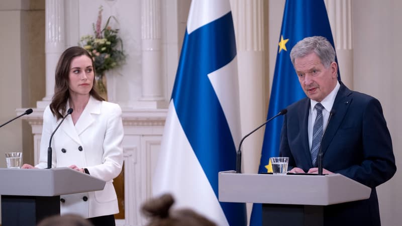 La Première ministre finlandaise Sanna Marin et le président finlandais Sauli Niinistö lors d'une conférence de presse le 15 mai 2022