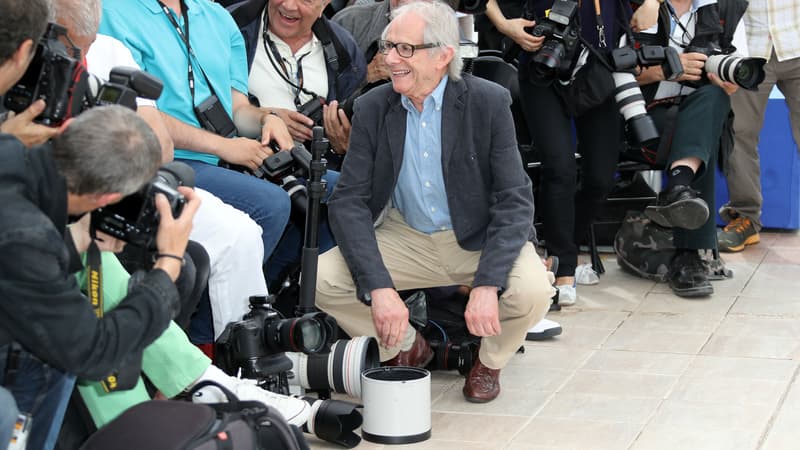 Ken Loach réveille un photographe assoupi à Cannes le 14 mai 2016
