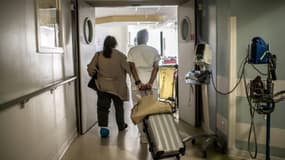 Une infirmière accompagne une patiente à sa sortie de l'hôpital Saint-Louis, le 28 mai 2020 à Paris