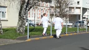 Des infirmières devant l'hôpital de Châteauroux, mars 2024 