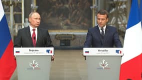 Emmanuel Macron et Vladimir Poutine dans la galerie des Batailles. 