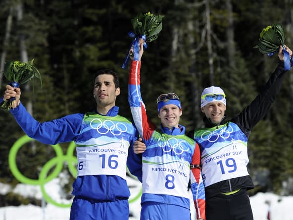 Martin Fourcade (à la droite de d'Evgeny Ustyugov, au centre) sur le podium de la mass-start aux JO de Vancouver, le 22 février 2010