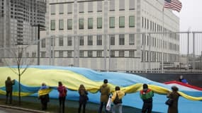 Manifestation devant l'ambassade des Etats-Unis à Kiev, le 19 mars 2014