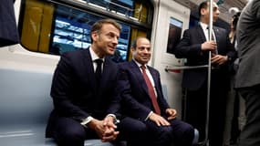 Emmanuel Macron et le président égyptien Abdel Fattah al-Sisi à l'intérieur d'une ligne de métro du Caire exploitée par la RATP au Caire, le 7 avril 2025.