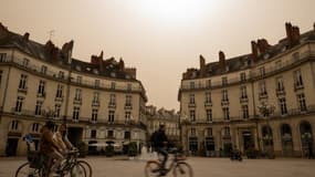 Le ciel jaune et ocre, chargé de sable du Sahara, au-dessus de Nantes (Loire-Atlantique) ce mardi 15 mars 2022.