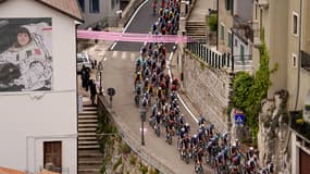 Le peloton du Giro, entre Potenza et Naples le 15 mai 2025