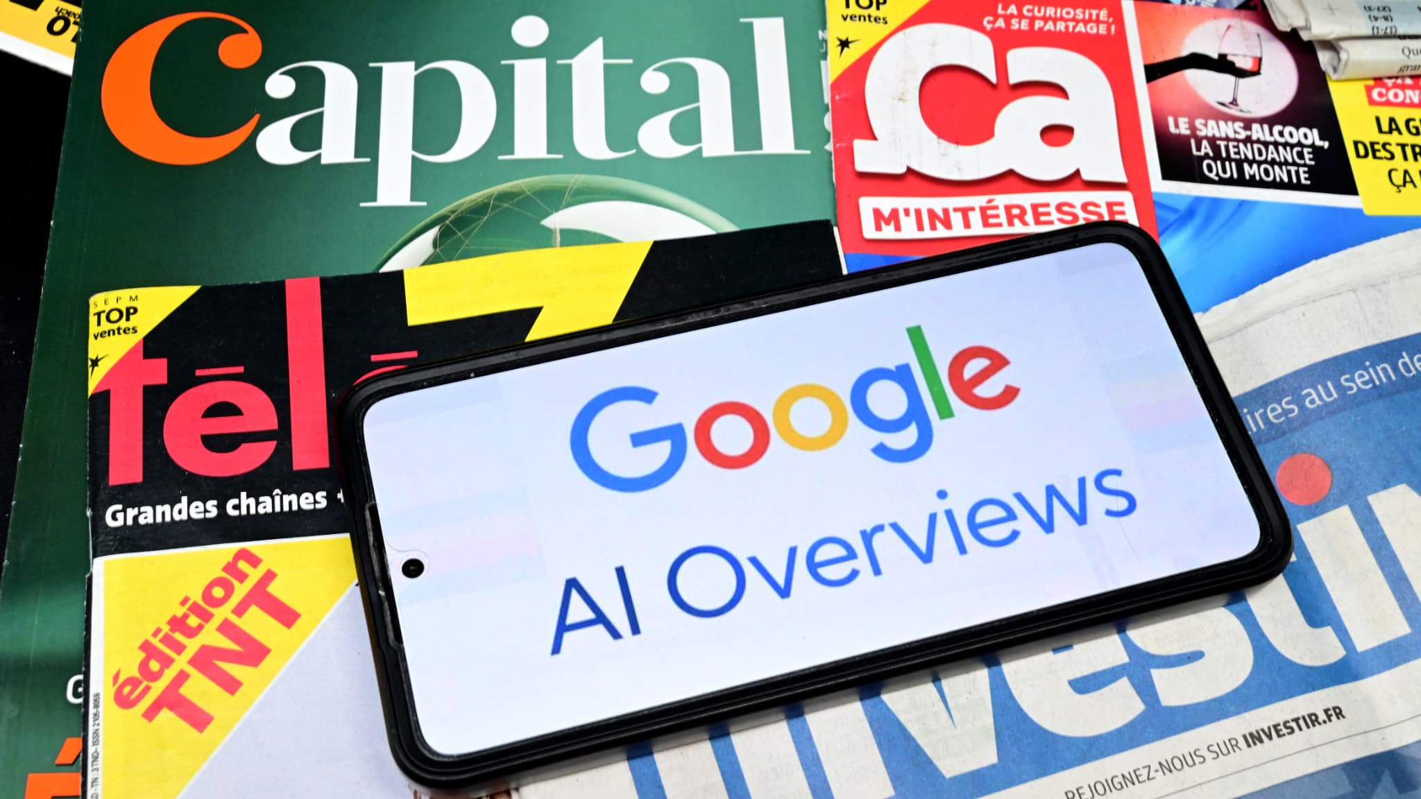 Google, arama motorundaki yapay zeka özelliklerini yayına alarak taahhütlerini ihlal etmekle suçlanıyor