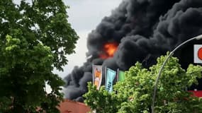 Une usine de l'industriel d'armement Diehl à Berlin en flamme le 3 mai 2024. 