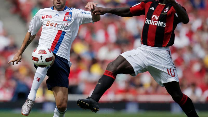 Le Lyonnais Anthony Réveillère (à gauche)