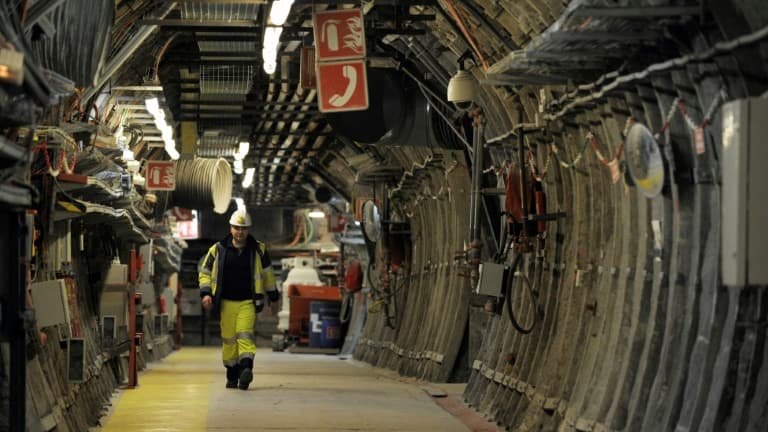 Un technicien marche dans une des galeries du futur centre d'enfouissement de déchets nucléaires Cigeo, le 4 février 2013 à Bure, dans la Meuse