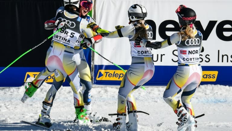 La joie des Norvégiens Sebastian Foss-Solevaag, Fabian Wilkens Solheim, Kristina Riis-Johannessen et Thea Louise Stjernesund, après avoir remporté face à la Suède, la finale du parallèle par équipe mixte aux Championnats du monde, le 17 février 2021 à Cortina d'Ampezzo (Italie)