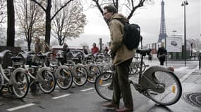 A Paris, 43.700 véhicules partagés (vélos, trottinettes, scooters et voitures) sont mis à la disposition du public, indique le baromètre de Fluctuo