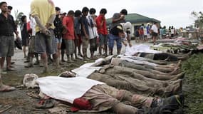 Des victimes d'inondations éclair dans la province de Compostela, dans le sud des Philippines.